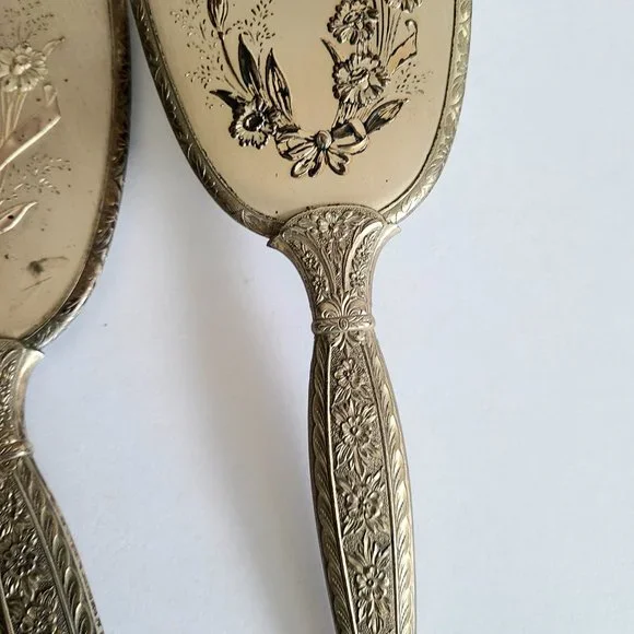 Vintage hand mirror with and hair brash. Vanity set. Made in USA. - Picture 5 of 11